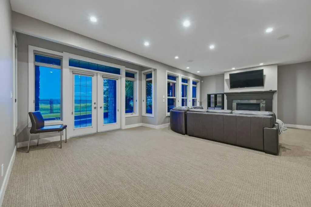 74 Discovery Ridge Heights SW Calgary AB T3H 5S9