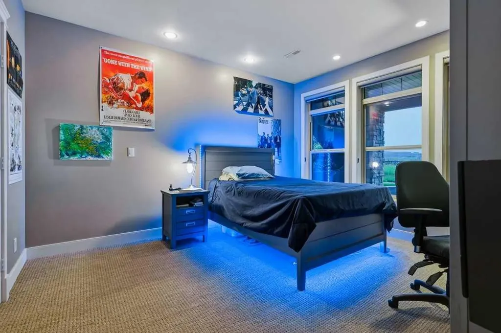 74 Discovery Ridge Heights SW Calgary AB T3H 5S9