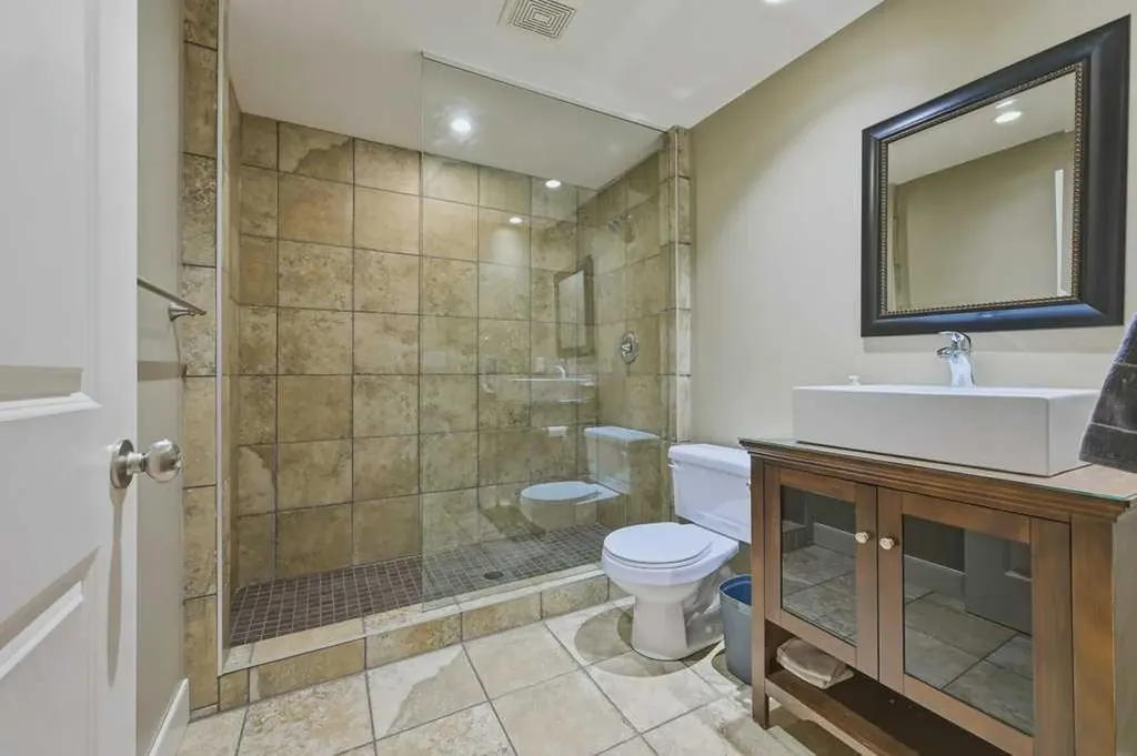 74 Discovery Ridge Heights SW Calgary AB T3H 5S9