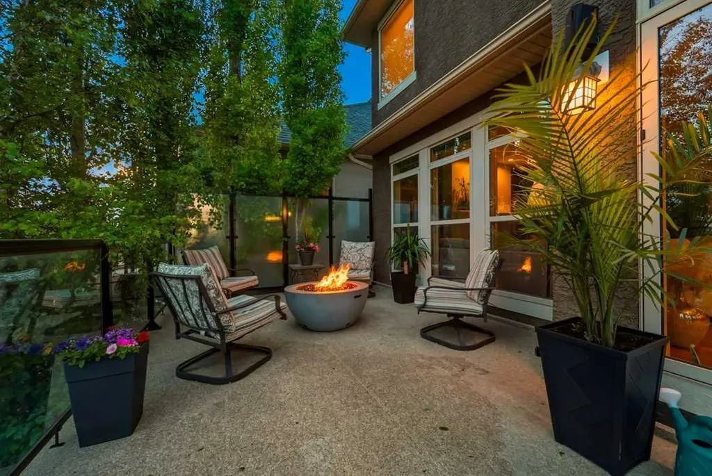 74 Discovery Ridge Heights SW Calgary AB T3H 5S9