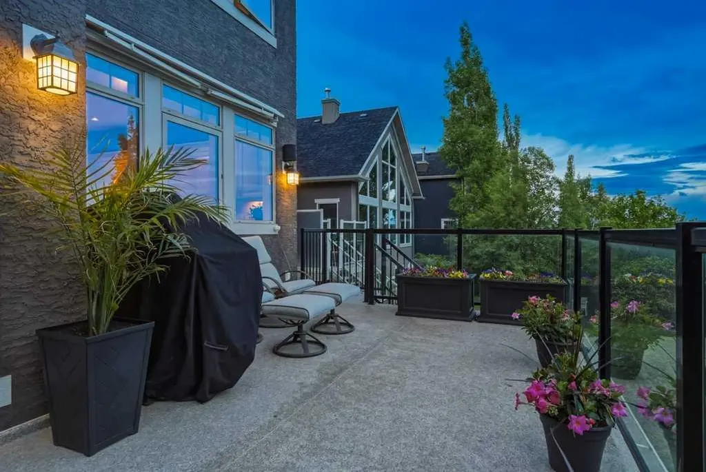 74 Discovery Ridge Heights SW Calgary AB T3H 5S9
