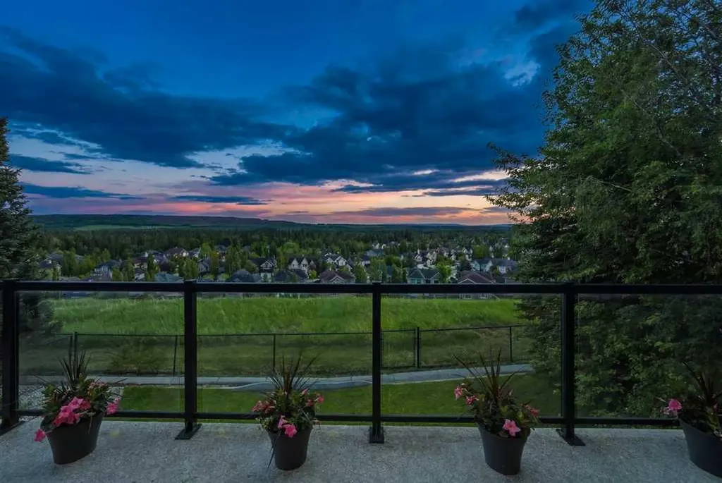 74 Discovery Ridge Heights SW Calgary AB T3H 5S9