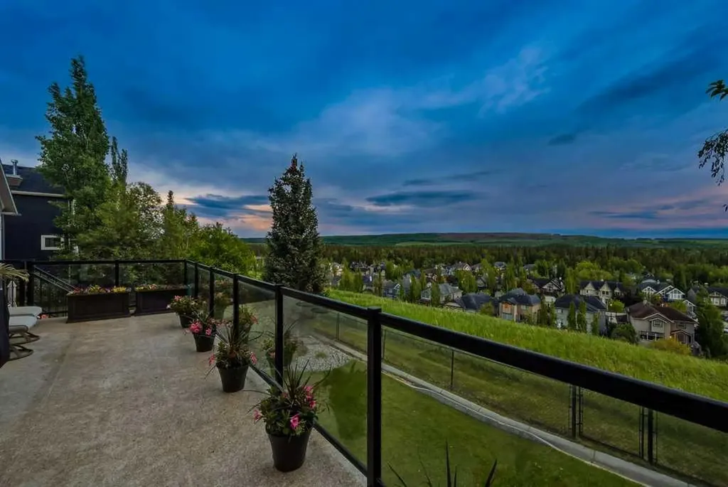 74 Discovery Ridge Heights SW Calgary AB T3H 5S9
