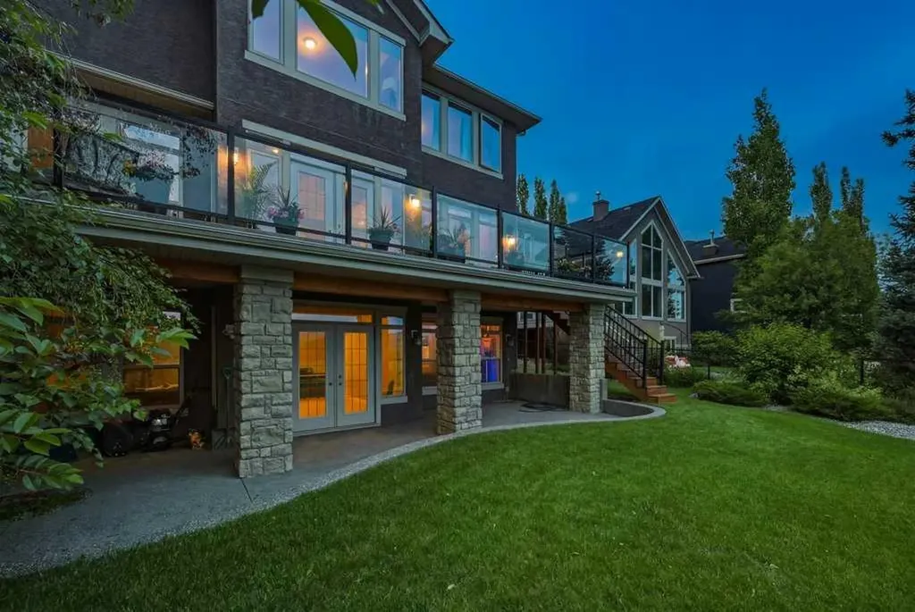 74 Discovery Ridge Heights SW Calgary AB T3H 5S9
