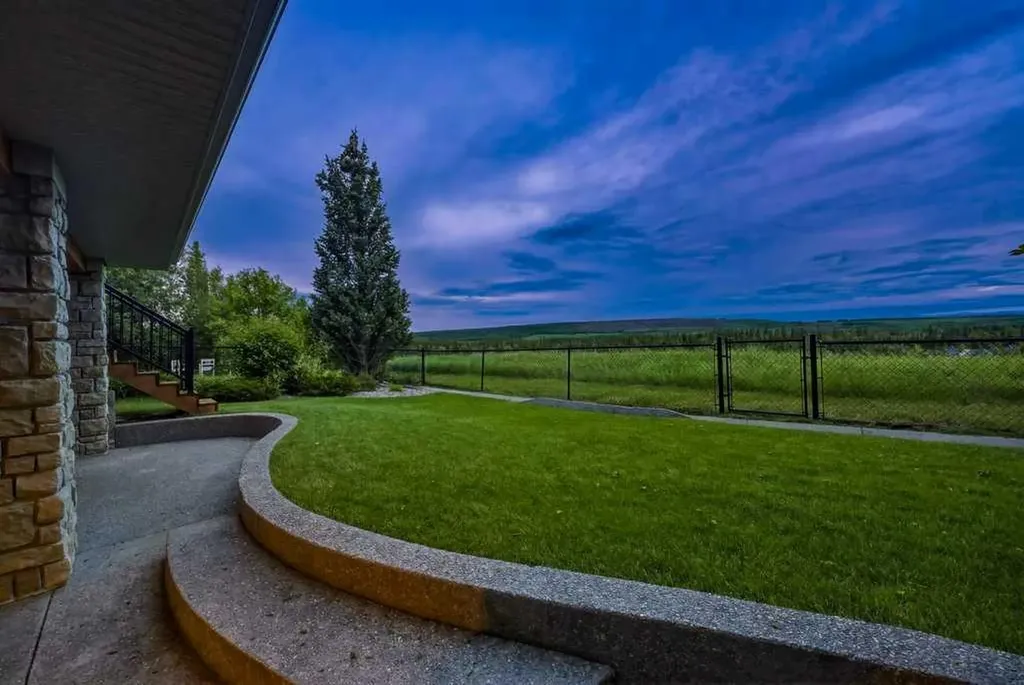 74 Discovery Ridge Heights SW Calgary AB T3H 5S9