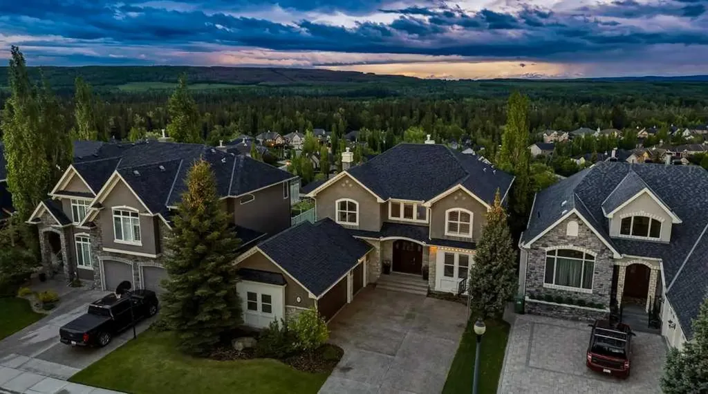 74 Discovery Ridge Heights SW Calgary AB T3H 5S9