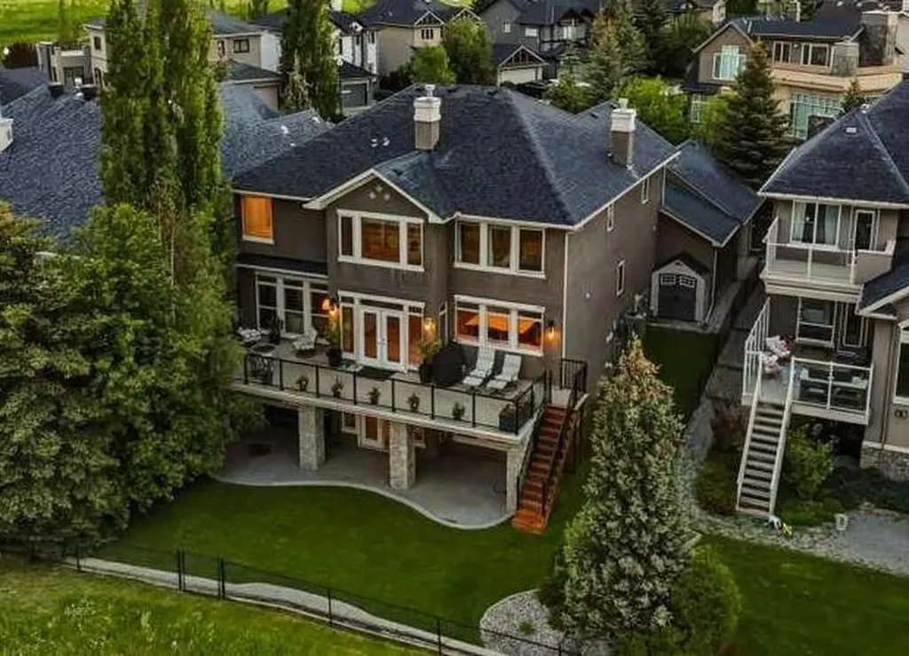 74 Discovery Ridge Heights SW Calgary AB T3H 5S9