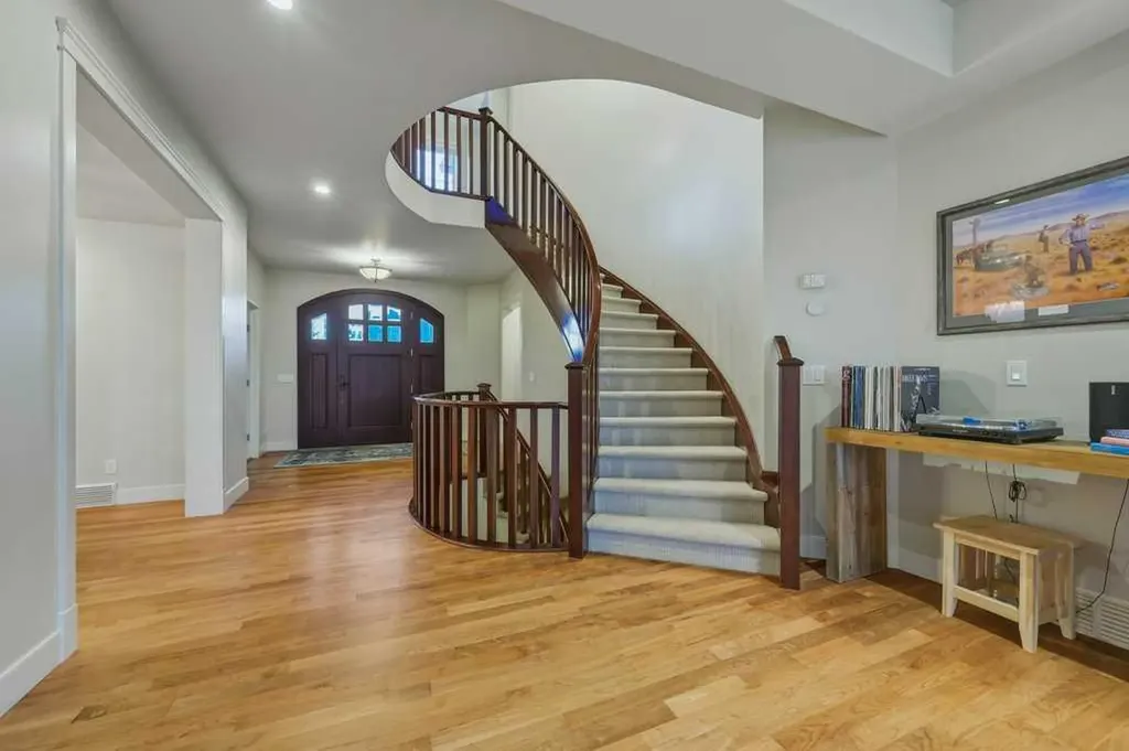 74 Discovery Ridge Heights SW Calgary AB T3H 5S9