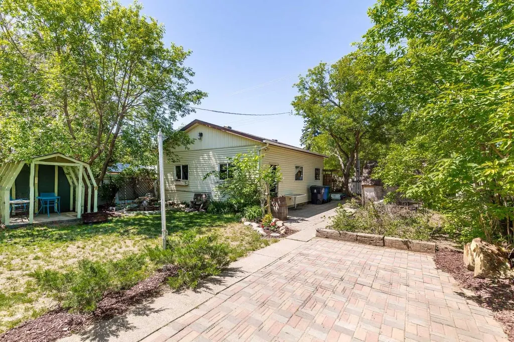 432 12a Street N Lethbridge AB T1H 2J6