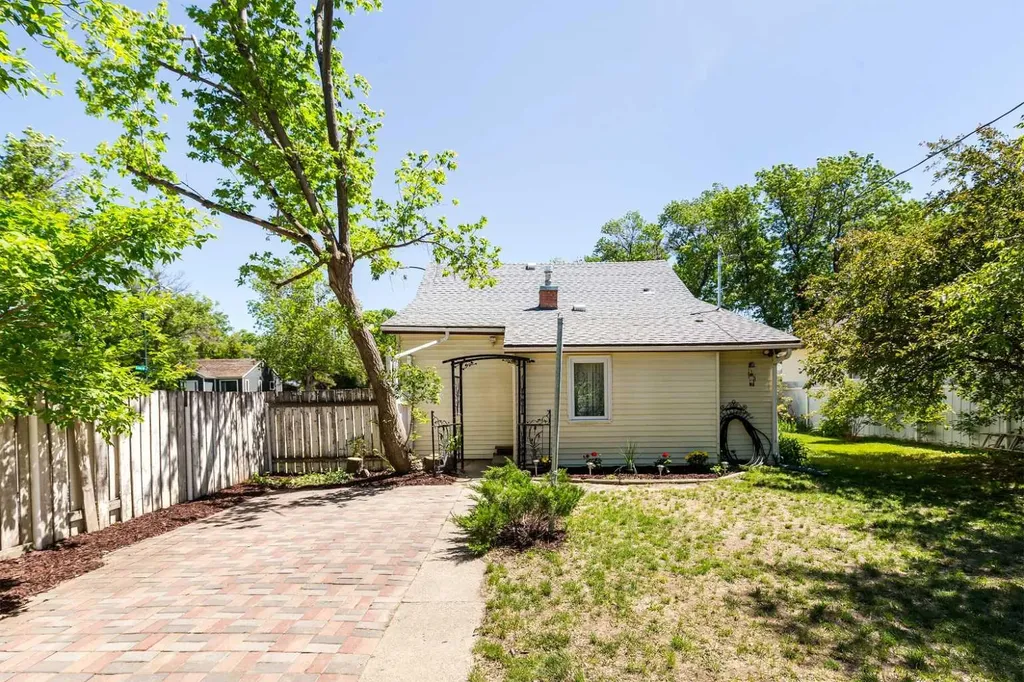 432 12a Street N Lethbridge AB T1H 2J6