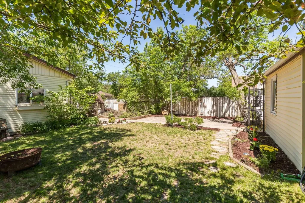 432 12a Street N Lethbridge AB T1H 2J6