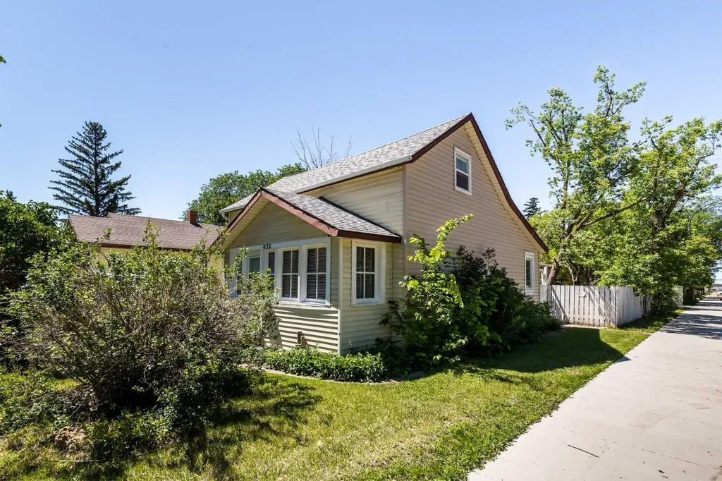 432 12a Street N Lethbridge AB T1H 2J6
