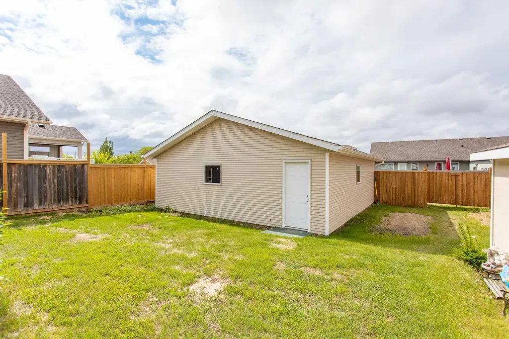 74 Pine Crescent Blackfalds AB T4M 0E2