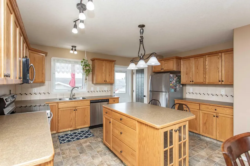 74 Pine Crescent Blackfalds AB T4M 0E2