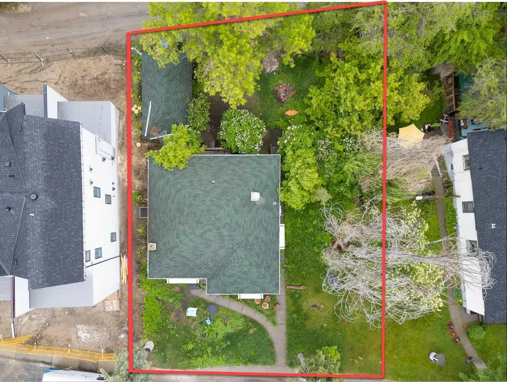 2016 12 Avenue SW Calgary AB T3C 0S1