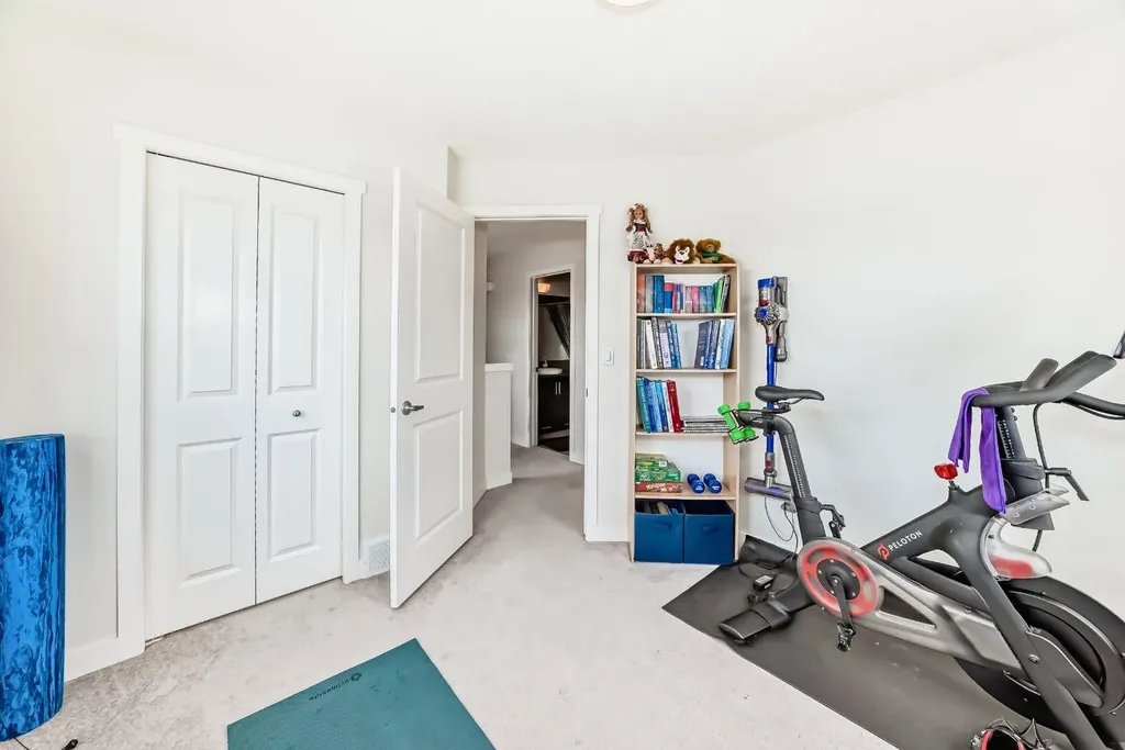 6 Nolan Hill Gate NW Calgary AB T3R 0T9