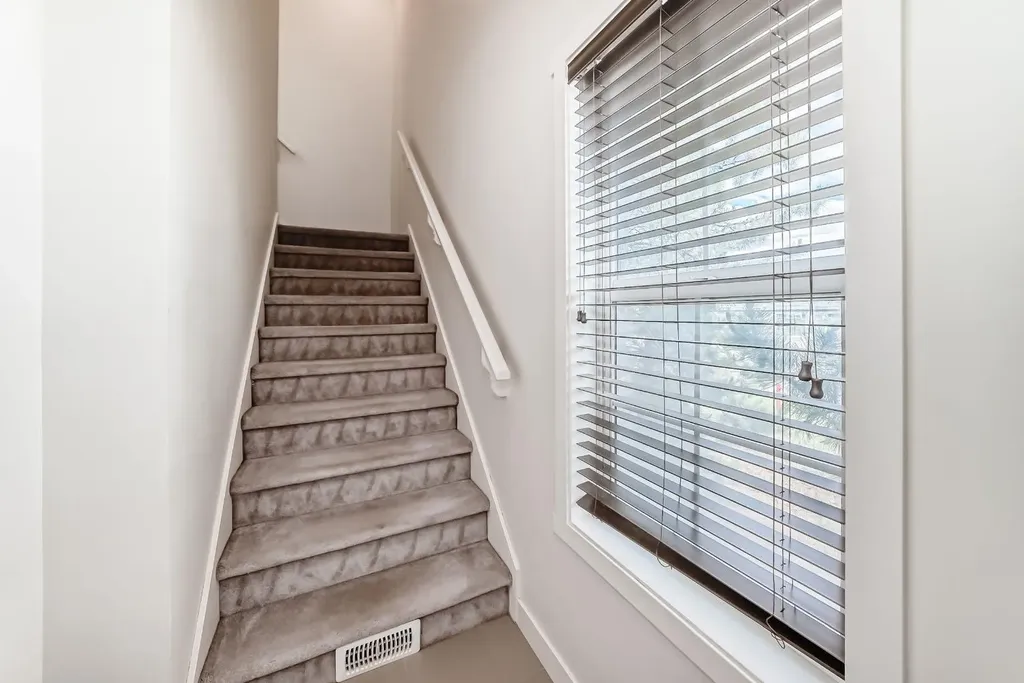 6 Nolan Hill Gate NW Calgary AB T3R 0T9