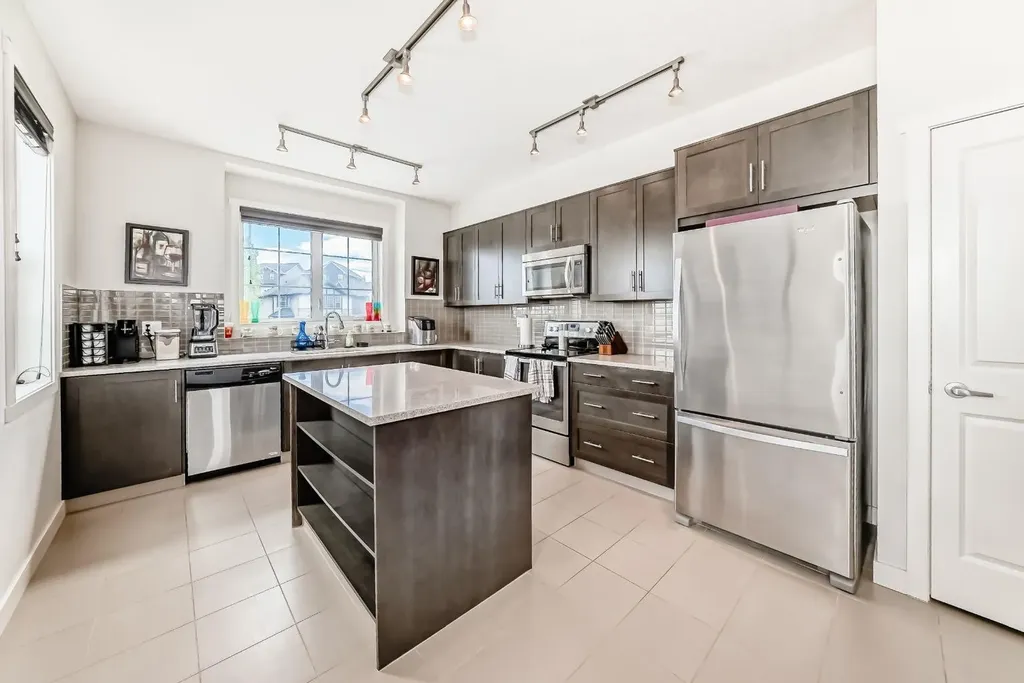 6 Nolan Hill Gate NW Calgary AB T3R 0T9