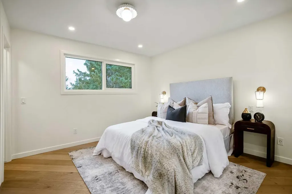 216 Oakridge Place SW Calgary AB T2V 1V2