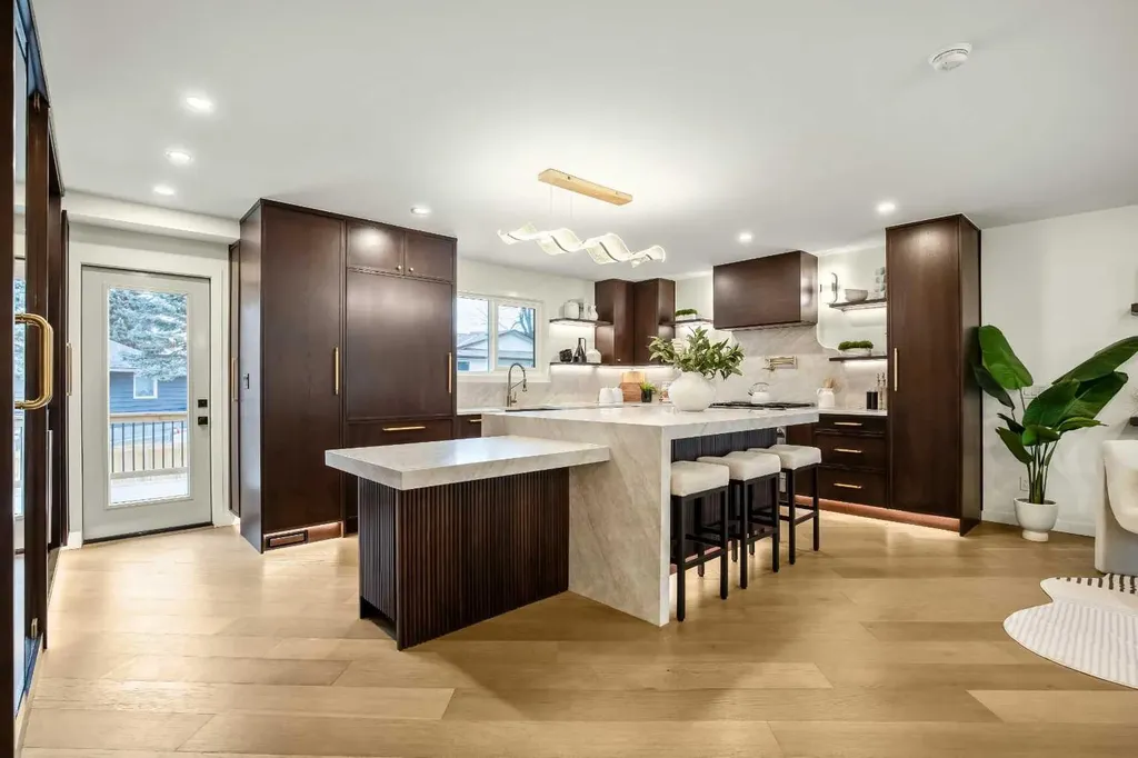 216 Oakridge Place SW Calgary AB T2V 1V2