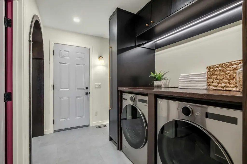 216 Oakridge Place SW Calgary AB T2V 1V2