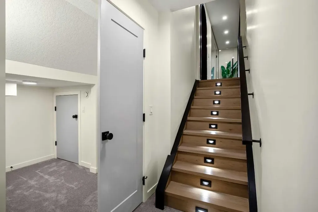 216 Oakridge Place SW Calgary AB T2V 1V2