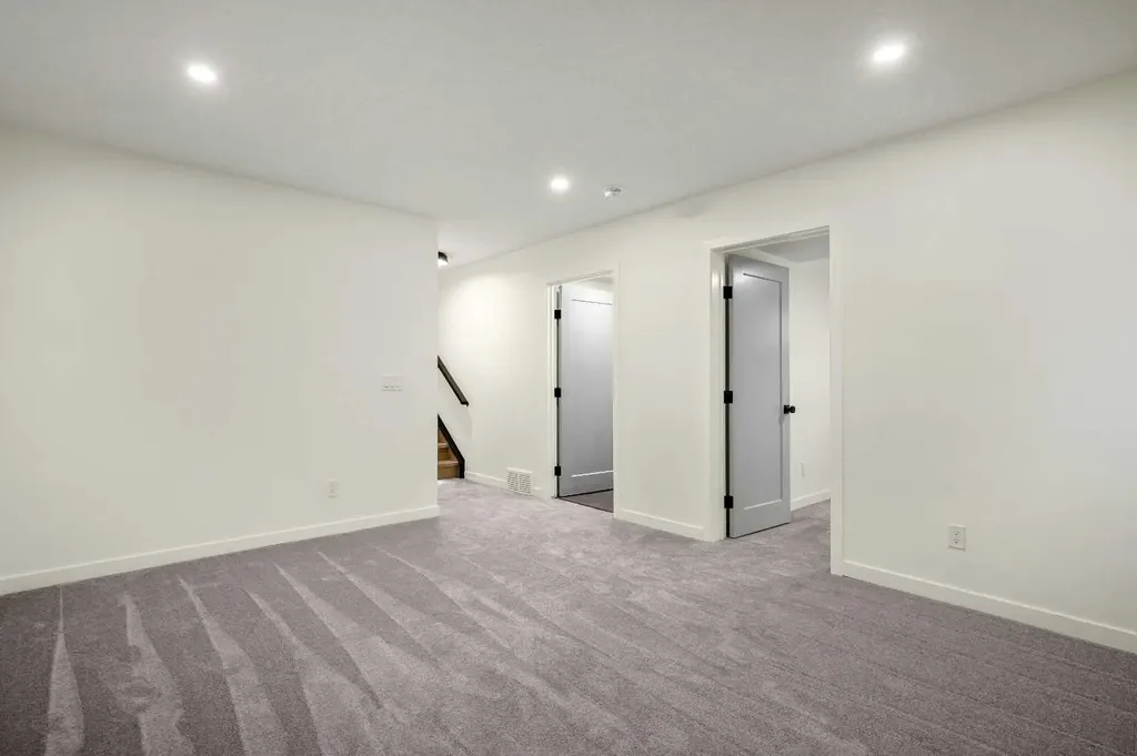 216 Oakridge Place SW Calgary AB T2V 1V2