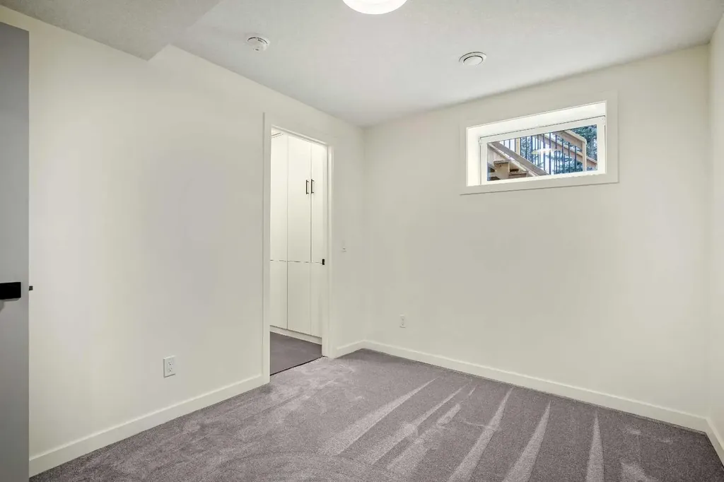 216 Oakridge Place SW Calgary AB T2V 1V2