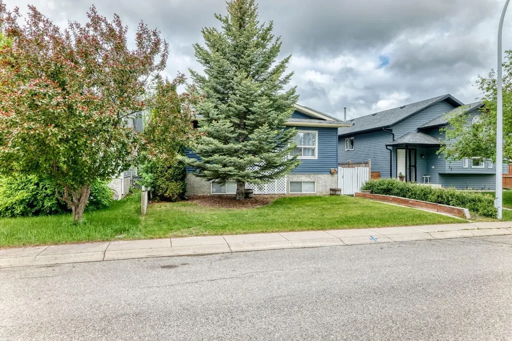 35 Green Meadow Crescent Strathmore AB T1P 1H4
