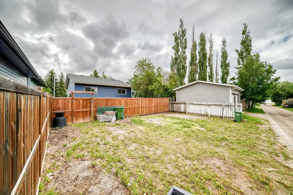 35 Green Meadow Crescent Strathmore AB T1P 1H4