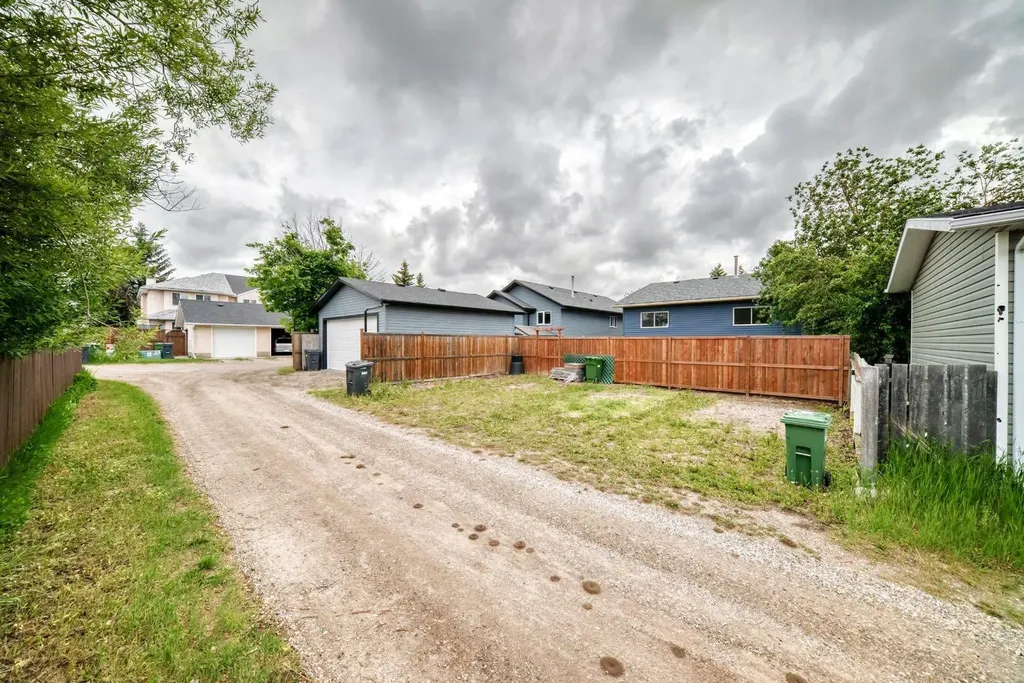 35 Green Meadow Crescent Strathmore AB T1P 1H4