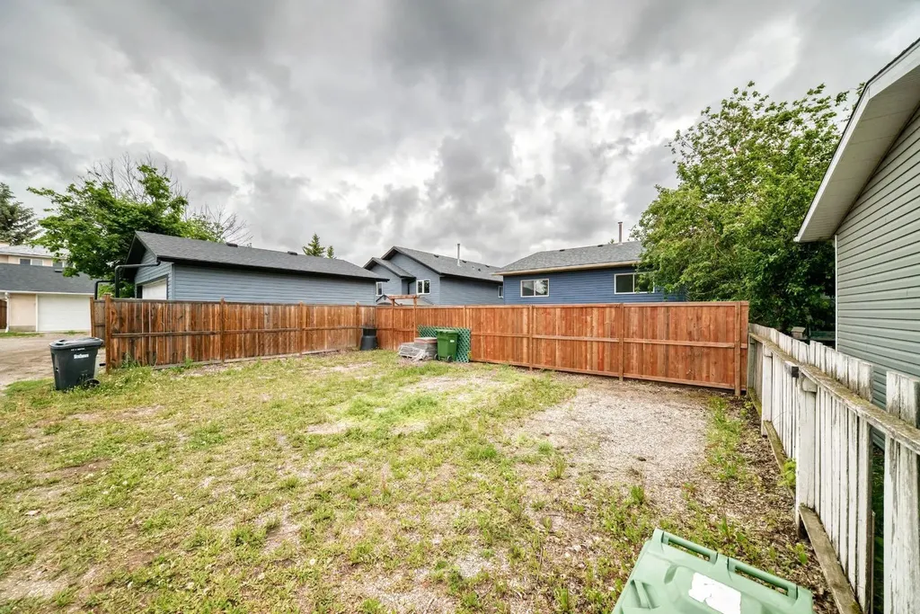 35 Green Meadow Crescent Strathmore AB T1P 1H4
