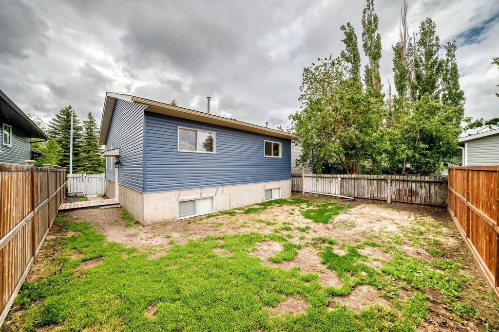 35 Green Meadow Crescent Strathmore AB T1P 1H4