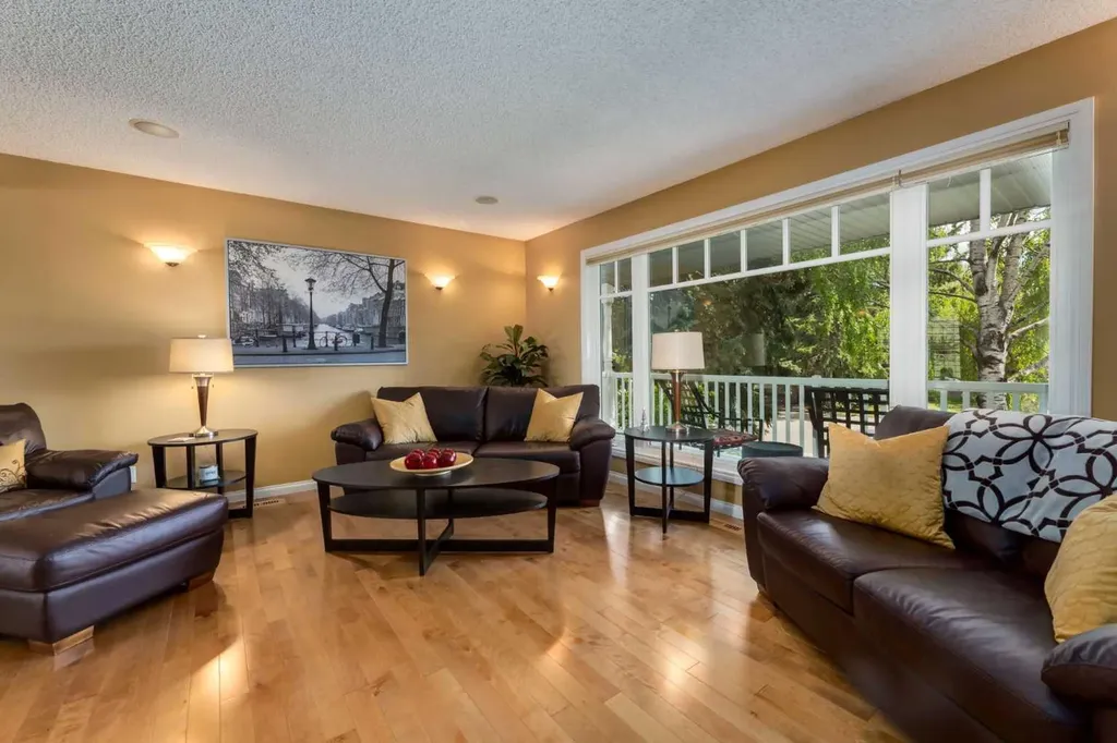 52 Silver Brook Drive NW Calgary AB T3B 3H3