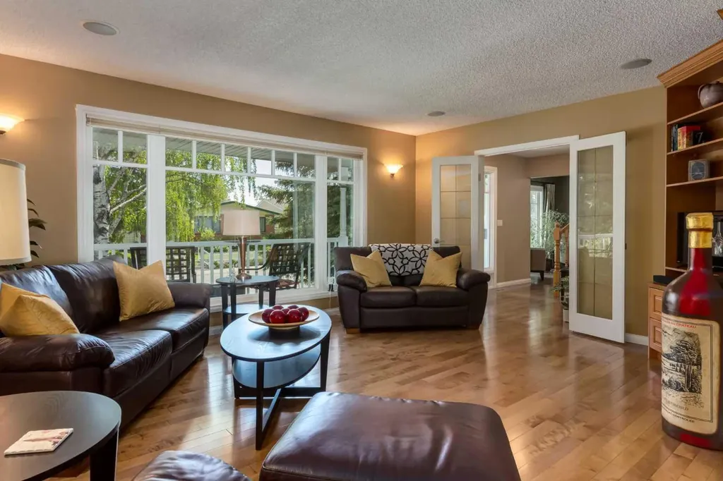 52 Silver Brook Drive NW Calgary AB T3B 3H3