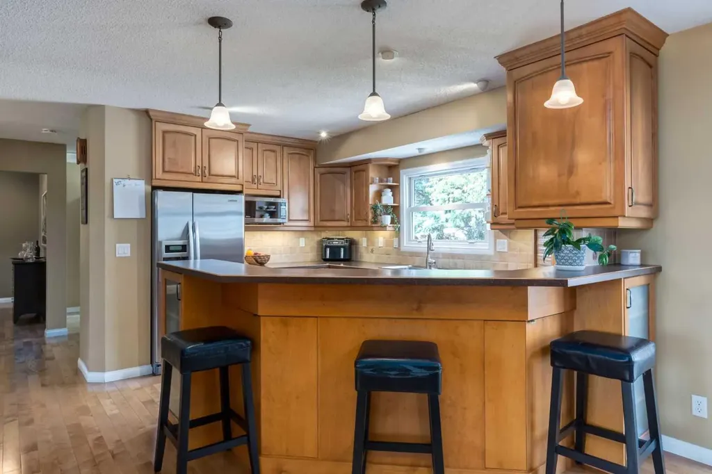 52 Silver Brook Drive NW Calgary AB T3B 3H3