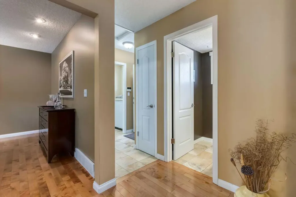 52 Silver Brook Drive NW Calgary AB T3B 3H3