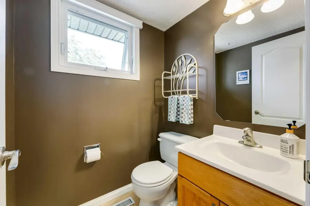 52 Silver Brook Drive NW Calgary AB T3B 3H3