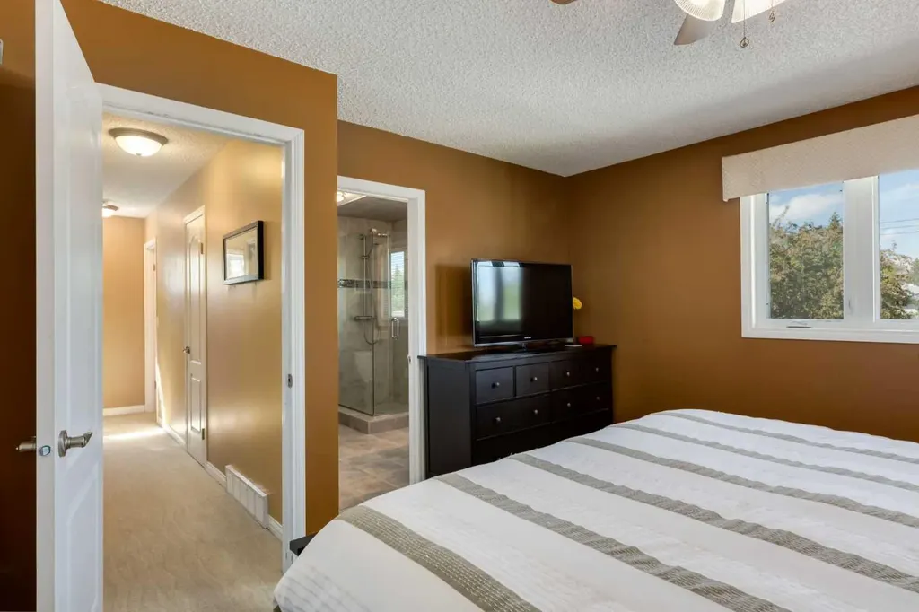 52 Silver Brook Drive NW Calgary AB T3B 3H3