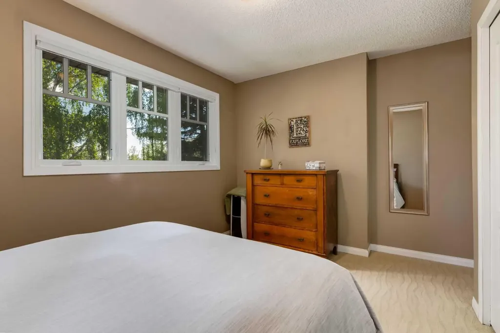 52 Silver Brook Drive NW Calgary AB T3B 3H3