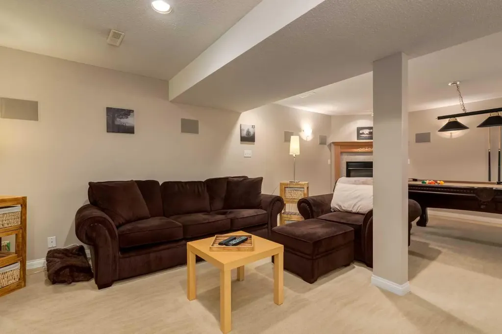 52 Silver Brook Drive NW Calgary AB T3B 3H3
