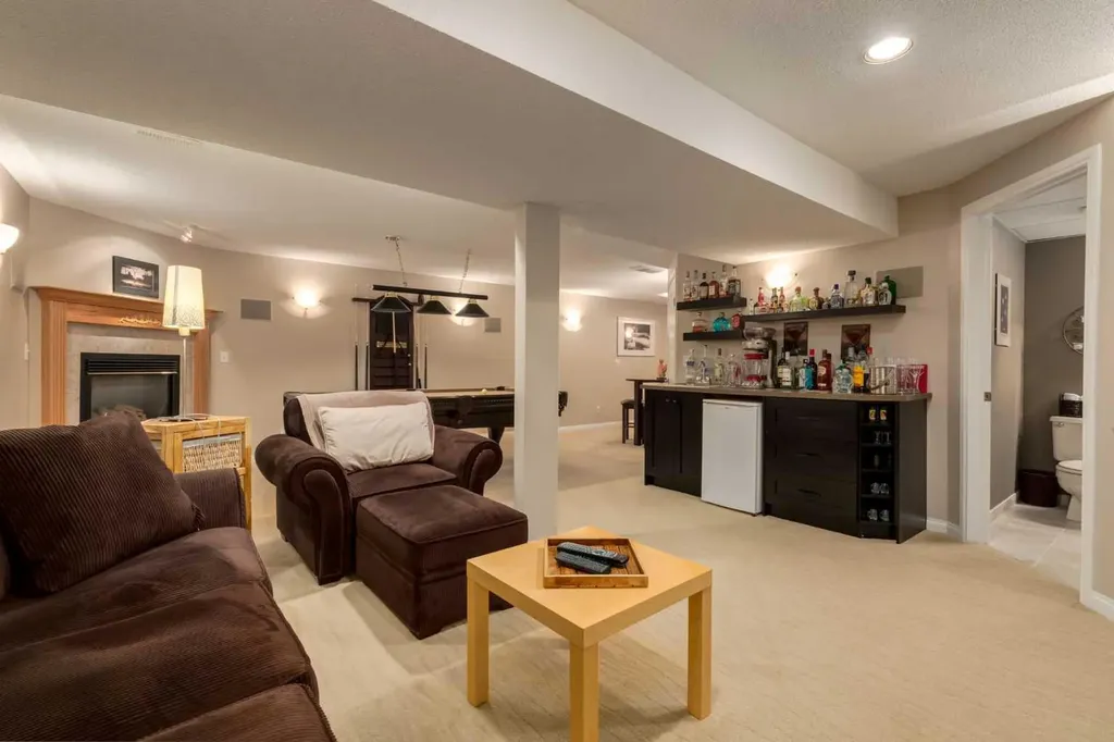 52 Silver Brook Drive NW Calgary AB T3B 3H3