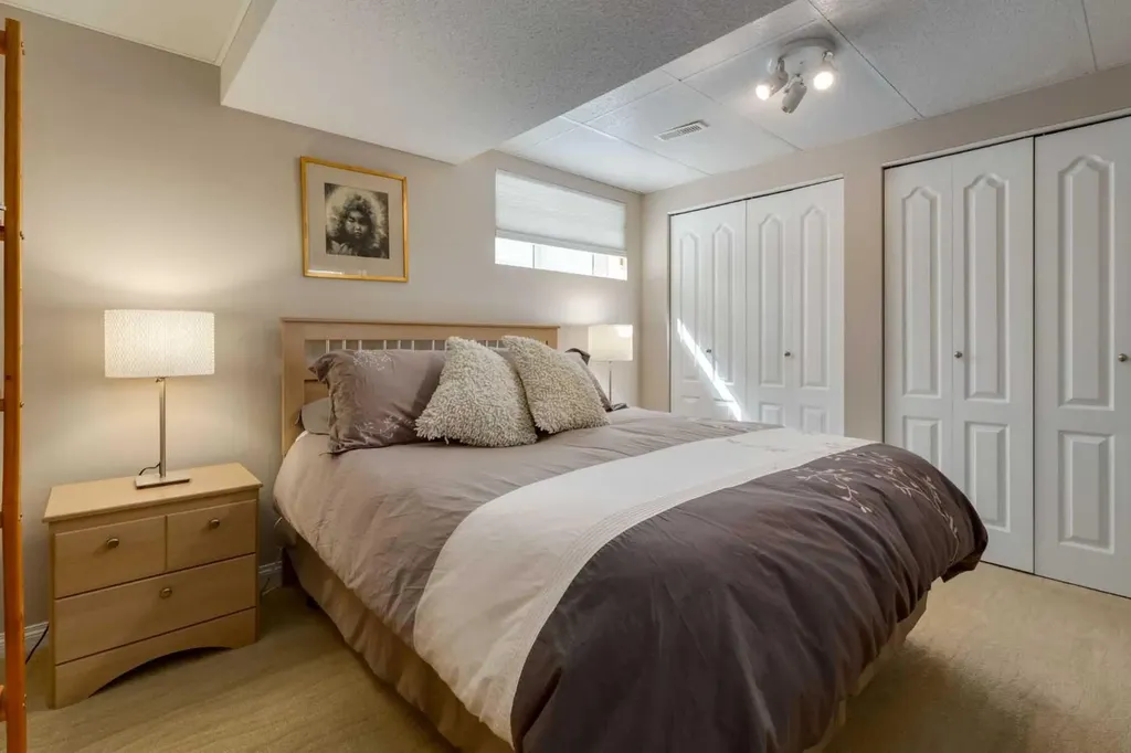 52 Silver Brook Drive NW Calgary AB T3B 3H3