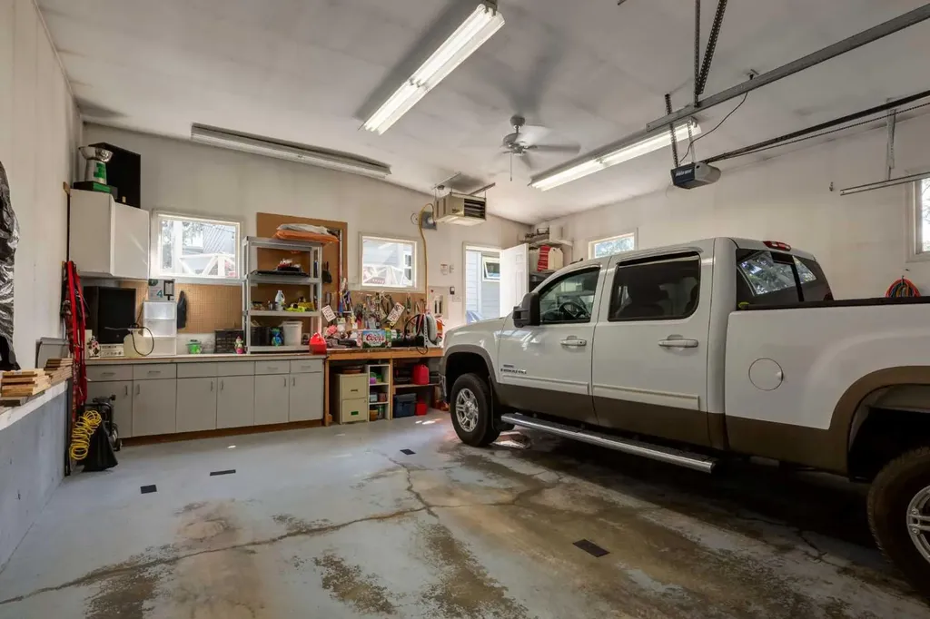 52 Silver Brook Drive NW Calgary AB T3B 3H3