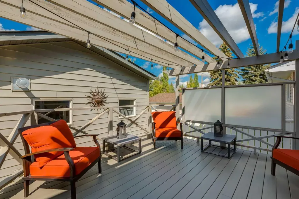 52 Silver Brook Drive NW Calgary AB T3B 3H3