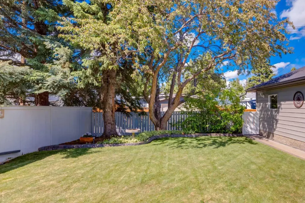 52 Silver Brook Drive NW Calgary AB T3B 3H3