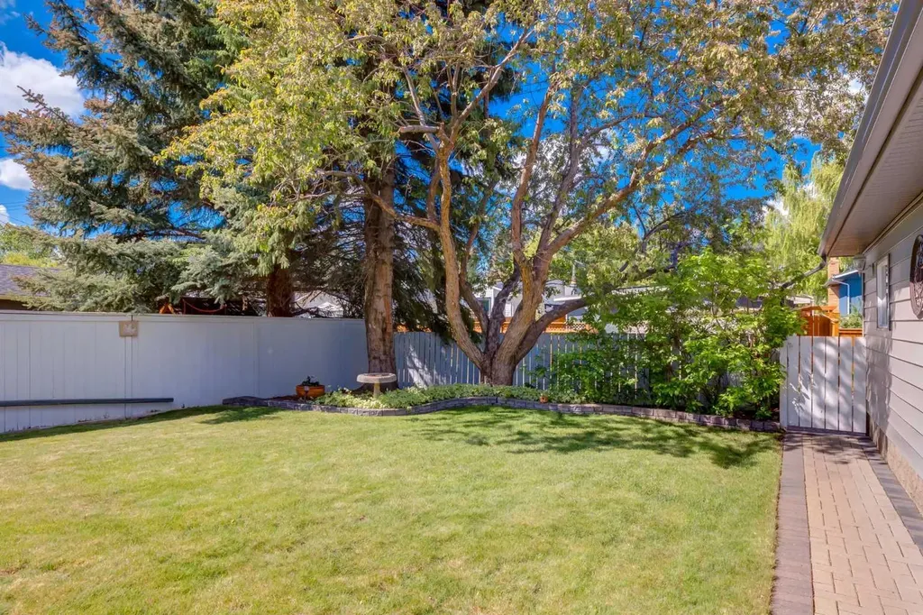 52 Silver Brook Drive NW Calgary AB T3B 3H3