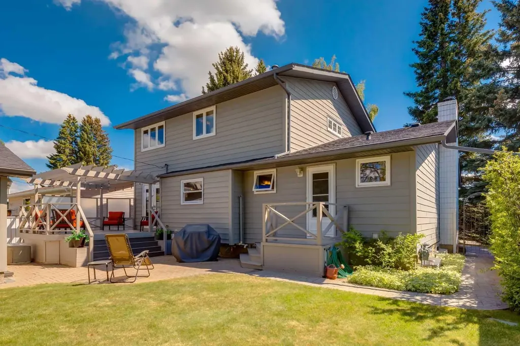 52 Silver Brook Drive NW Calgary AB T3B 3H3