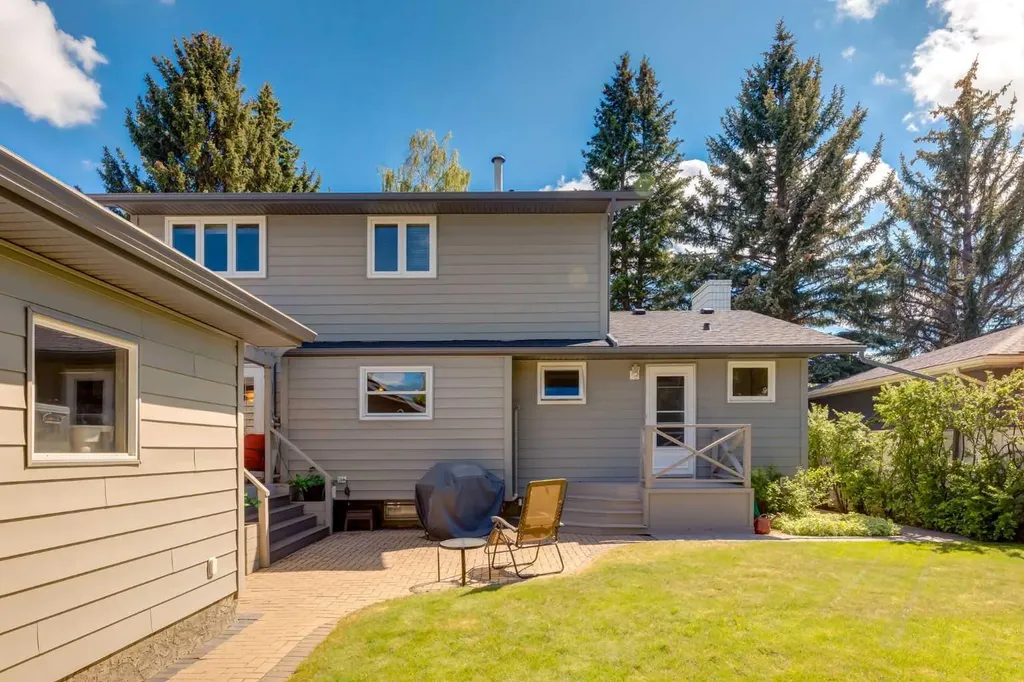 52 Silver Brook Drive NW Calgary AB T3B 3H3