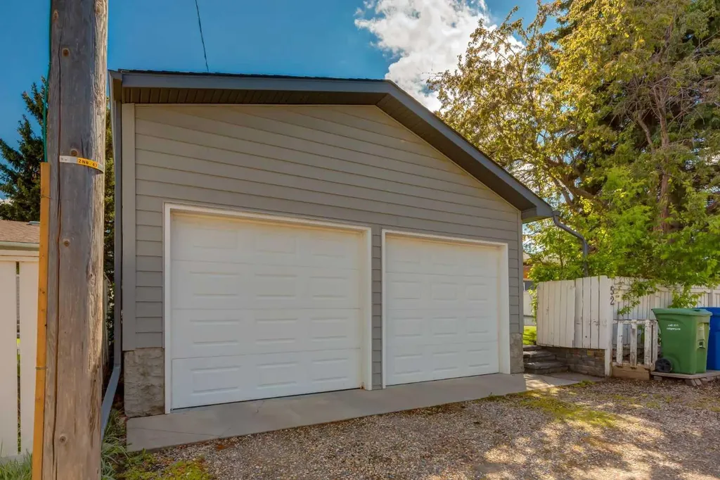 52 Silver Brook Drive NW Calgary AB T3B 3H3